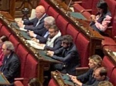 Kefiah e fantasmi in Aula alla Camera, Meloni non raccoglie e solo alla fine ‘sbotta’ con Schlein