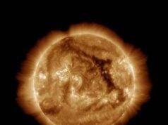 La Terra colpita da una forte tempesta solare: possibili effetti su satelliti e comunicazioni