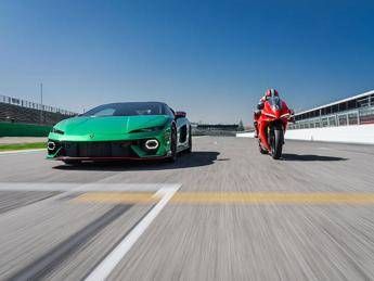 Lamborghini Temerario e Ducati Panigale V4: una drag race sull’asfalto di Imola