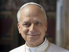 Leone XIV, ecco la foto ufficiale con l’abito bianco e la croce pettorale dorata – Foto