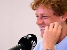 L’outfit ‘da viaggio’, le risate con la stampa e l’abbraccio dei bambini: l’arrivo di Sinner a Roma