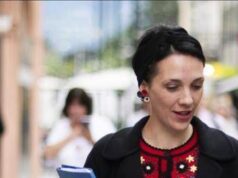 Merano, neosindaca Katharina Zeller si toglie fascia tricolore: il caso