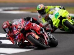 MotoGp, caos a Silverstone. Incidente per i fratelli Marquez, poi ripartono e cade Bagnaia