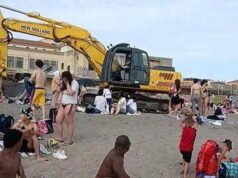 Ostia, “ruspa tra i bagnanti in spiaggia, inaccettabile”: la denuncia