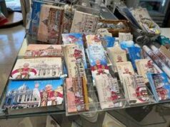 Papa Leone XIV, in via della Conciliazione spuntano i primi souvenir