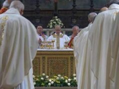 Papa Leone XIV, prima omelia: “Chi crede deriso, a fede si preferisce denaro e successo” – Video