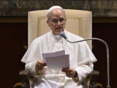 Papa ai diplomatici: “Basta armi. Dignità per i migranti. Famiglia è unione di uomo e donna”