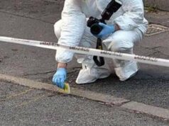 Parma, grave donna accoltellata dal marito davanti ai figli: lui scappa e si schianta con l’auto