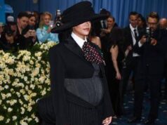 Rihanna incinta, l’annuncio con pancione al Met Gala