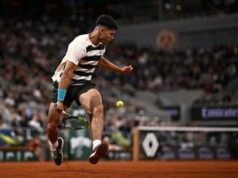 Roland Garros, il coro che ha conquistato il pubblico. E anche Alcaraz – Video