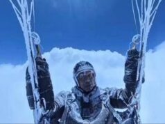 Scaraventato a più di 8.000 metri, parapendista sopravvive al gelo e all’ipossia: il video è virale