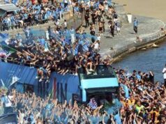 Scudetto del Napoli, festa sul lungomare: bus sfilano tra migliaia di tifosi