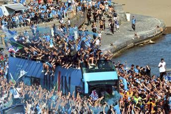 Scudetto del Napoli, festa sul lungomare: bus sfilano tra migliaia di tifosi