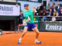 Sinner, l’outfit ‘colorato’ del Roland Garros fa discutere