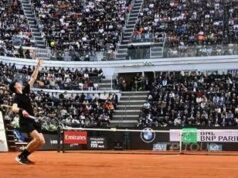 Sinner, un braccio di ferro arancione e il tifo per… Ruud: cori e cartelloni al Foro