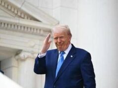 Trump, autocelebrazione al Memorial Day: “Dio mi ha riportato alla Casa Bianca”