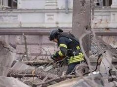 Ucraina, drone Russia su bus a Sumy: morti 9 civili. Zelensky: “Omicidio mirato”