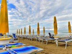 Alba Adriatica, auto piomba in spiaggia e ferisce bagnanti