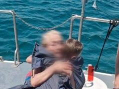 Bimbo di 5 anni e nonna trascinati al largo con il materassino – Video