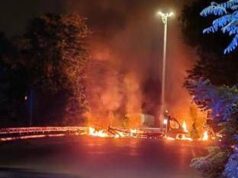 Commando assalta centro logistico a Lacchiarella, camion in fiamme e chiodi sulle strade