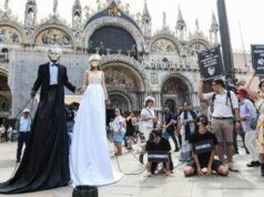 Flash mob di protesta e ultimi arrivi vip, a Venezia è ora della prima festa nuziale di Bezos e Sanchez