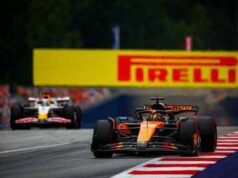Formula 1, gru fa cadere cartellone pubblicitario sulla pista prima del Gp d’Austria