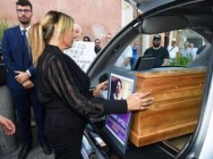 I funerali di Alvaro Vitali oggi a Roma, l’ultimo saluto di Stefania Corona