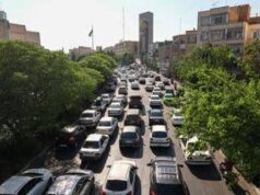 Iran, fuga da Teheran: “Strade intasate e file per la benzina”