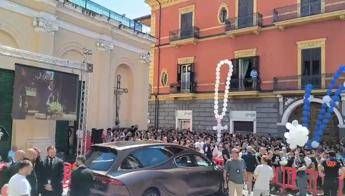 Martina Cabonaro, i funerali ad Afragola tra grida “giustizia” e insulti all’ex