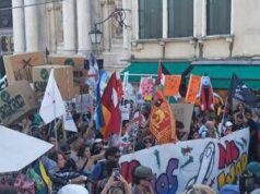 No Bezos in marcia a Venezia, cori e slogan contro il numero uno Amazon