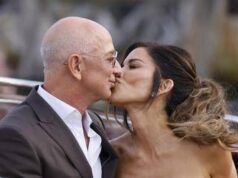 Nozze Bezos, “sei una meraviglia”: il sussurro di Jeff alla moglie in abito da sposa