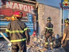 Ostia, bomba carta davanti alla palestra Di Napoli: danni ad attività e auto