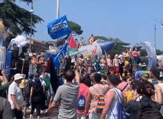 Roma Pride, folla sotto il sole cocente della Capitale per la festa ‘Fuorilegge’ dei diritti