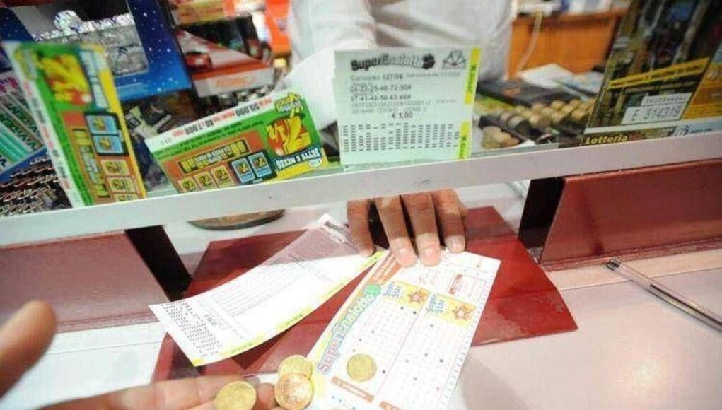 Superenalotto, numeri e combinazione vincente di oggi