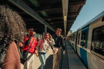 Turismo, Trainline: boom viaggi in treno per concerti Guns N’ Roses e Dua Lipa