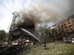 Ucraina, nuovo attacco a Kharkiv: 3 morti. Trump: “Kiev ha dato a Putin un motivo per bombardare”