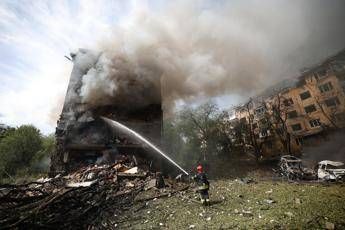 Ucraina, nuovo attacco a Kharkiv: 3 morti. Trump: “Kiev ha dato a Putin un motivo per bombardare”