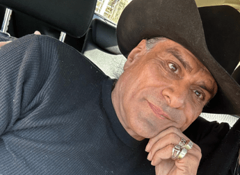 Usa, l’attore Jonathan Joss ucciso dal vicino di casa. Il marito: “Insulti omofobi, poi gli spari”