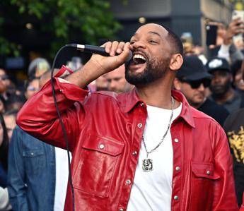 Will Smith sorprende Londra, canta i suoi successi in uno show in strada – Video