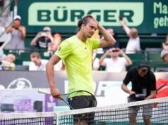 Zverev, imprevisto ad Halle: interrompe il match con Cobolli e corre in bagno – Il video