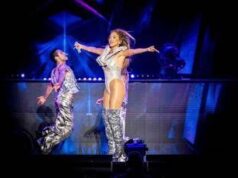 ‘I love Italy!’, Jennifer Lopez sventola il Tricolore sul palco di Lucca