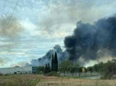 Incendio a Fiumicino, colonna di fumo nero alta chilometri visibile in tutta Roma Sud