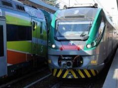 Milano, rapina su un treno: accoltellato turista americano, è caccia ai banditi