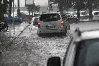 Nubifragio in Campania, bomba d’acqua a Bacoli e strade allagate a Napoli