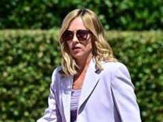 Politica in vacanza: Mattarella tra gli Alpini, blitz di Meloni a Villasimius