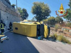 Pulmini con 21 bambini si ribalta, quattro feriti