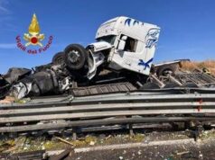 Sardegna, tir si ribalta su Statale 131: morto camionista 48enne