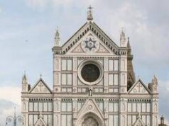 Si arrampicano sulla facciata di Santa Croce a Firenze, ripresi in video choc