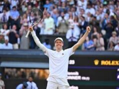 Sinner, il ritorno sul campo di Wimbledon per una foto speciale che omaggia l’Italia