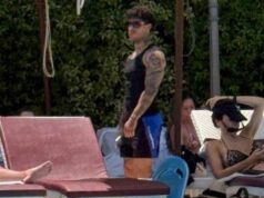 Tony Effe, relax in piscina alla vigilia del concerto al Circo Massimo